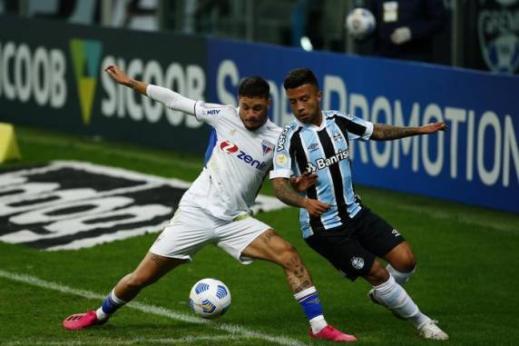 Após expulsão de Kannemann, Tricolor não conseguiu balançar a rede e continua em último lugar