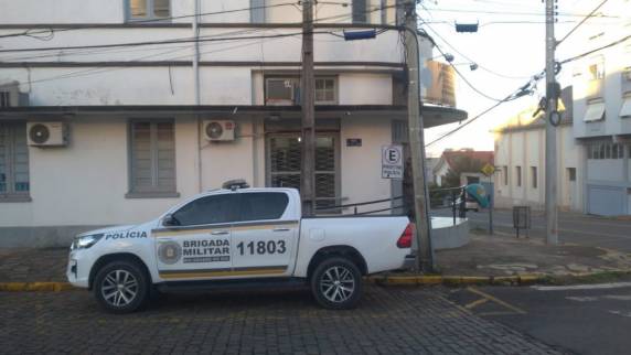 Conforme informações prestadas pela Brigada Militar, ele agrediu a menina de 4 anos batendo a cabeça da criança contra o cordão da rua por diversas vezes até ela ficar desacordada.