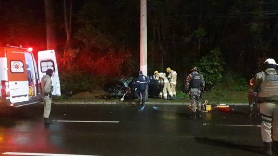 Acidente ocorreu na madrugada desta quarta-feira na Avenida Bento Gonçalves, sentido Centro-bairro