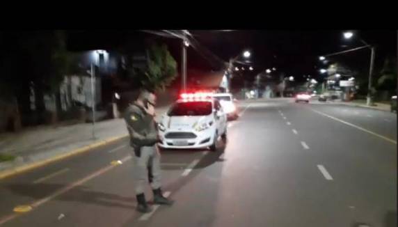 Criança foi localizada em via do centro do município, sem roupas, num dos dias mais frios do ano