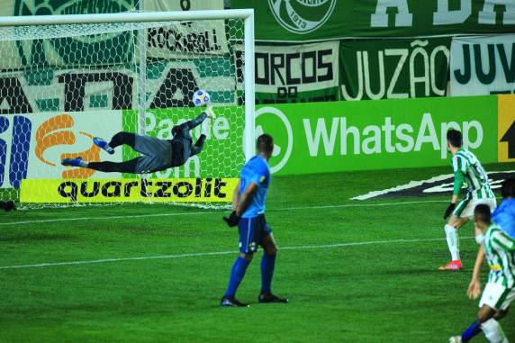 Paulinho Bóia e Matheus Peixoto definiram o 2 a 0 para o time da Serra em noite gelada no Jaconi