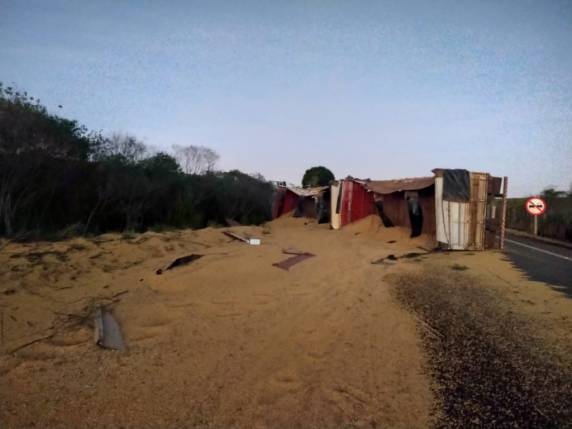 Acidente envolvendo carreta carregada com soja deixa um morto entre Passo Fundo e Pontão - foto 2