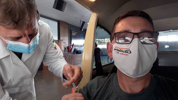 Pessoas com idade de 49 anos ou mais foram vacinados nesta sexta-feira