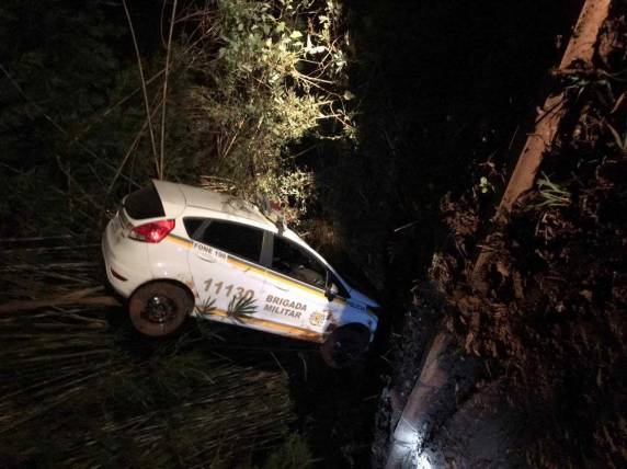 Criminosos sequestram ônibus e trocam tiros com a BM, em Panambi - foto 2