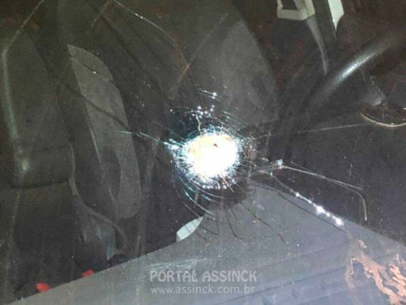 Criminosos sequestram ônibus e trocam tiros com a BM, em Panambi - foto 3
