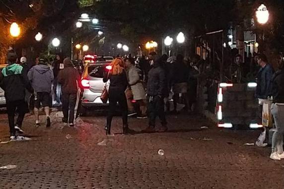 Na Rua da República, na Cidade Baixa, a Guarda Municipal usou gás lacrimogênio para separar pessoas