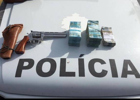Operação Hórus - Arma e dinheiro são apreendidos
