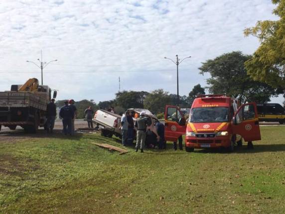 Acidente entre caminhonete e caminhão é registrado no trevo do Complexo Turístico Jayme Caetano Braun - foto 3