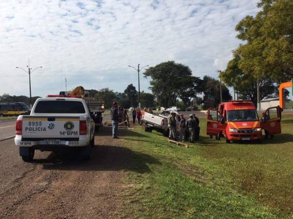 Acidente entre caminhonete e caminhão é registrado no trevo do Complexo Turístico Jayme Caetano Braun - foto 2