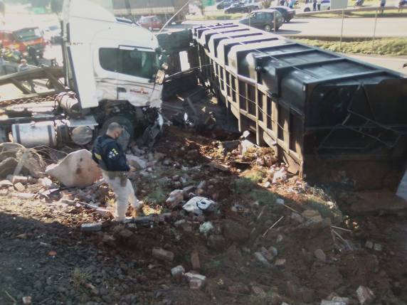 Caminhão carregado com vísceras bate em carro, moto e parada de ônibus em frente ao Shopping Lajeado