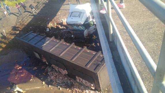 Caminhão carregado com vísceras bate em carro, moto e parada de ônibus em frente ao Shopping Lajeado - foto 4