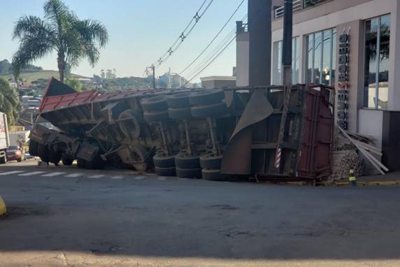o fato ocorreu por volta das 14h30min, desta terça-feira, 6, na esquina da Avenida do Comércio com a General Osório.
