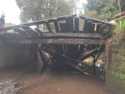 Caminhão carregado de ração tomba ao passar por cima de ponte no interior de Crissiumal - foto 3