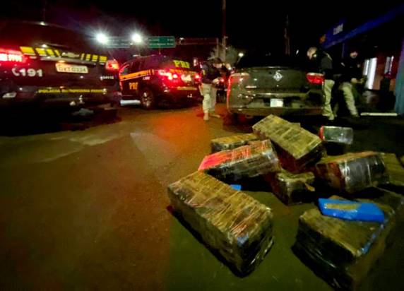 Foram presos quatro adultos que viajavam com uma adolescente de 14 anos