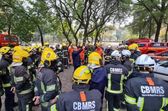 Bombeiros abrem dois acessos no prédio da SSP em trabalho de busca por colegas desaparecidos - foto 4