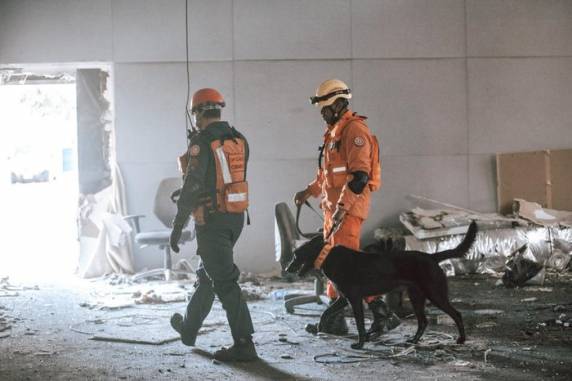 Bombeiros abrem dois acessos no prédio da SSP em trabalho de busca por colegas desaparecidos - foto 5