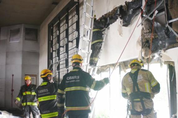 Bombeiros abrem dois acessos no prédio da SSP em trabalho de busca por colegas desaparecidos - foto 2