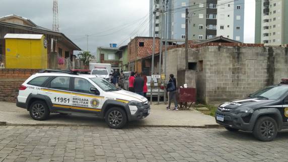Motorista é tio do menino e não percebeu que ele engatinhou para próximo do veículo