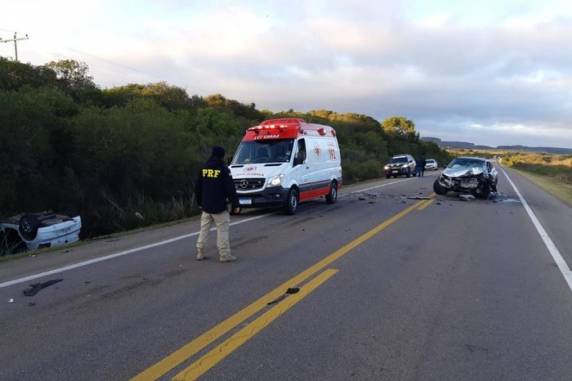 Colisão ocorreu na altura do km 577 da rodovia, na manhã desta segunda-feira