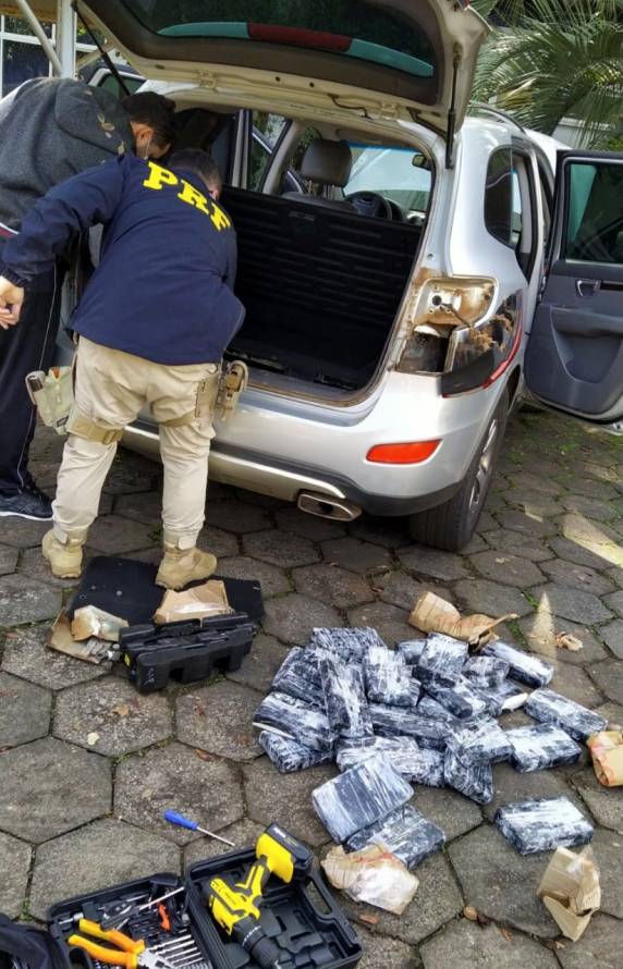 PRF localiza mais de R$ 3 milhões em cocaína escondidos em lataria de SUV na BR 282 em Chapecó - foto 3