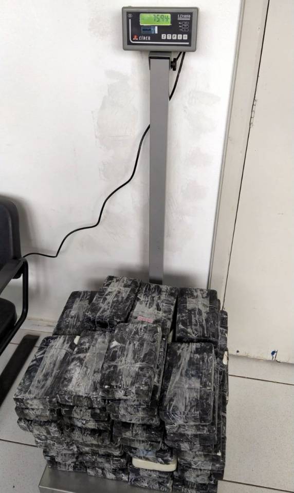 PRF localiza mais de R$ 3 milhões em cocaína escondidos em lataria de SUV na BR 282 em Chapecó - foto 2