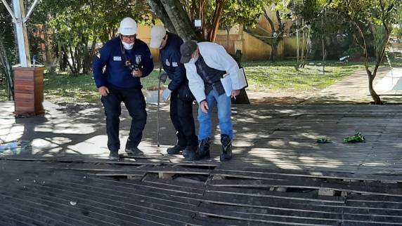 Peritos do IGP estiveram na manhã de hoje no local que desabou com o vento na Ilha das Flores, em Porto Alegre - foto 5