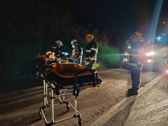 Uma pessoa fica ferida após colisão de carro e carreta na BR-285 em Passo Fundo - foto 2