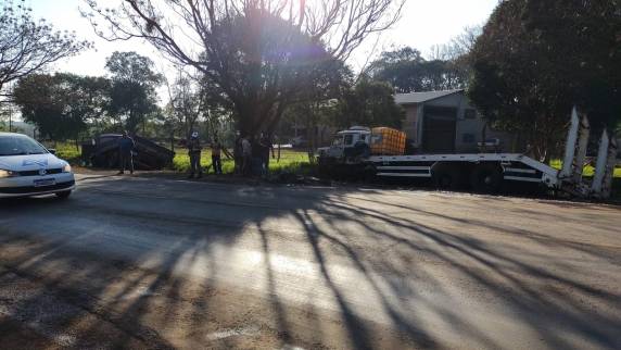 Fato ocorreu na tarde desta sexta-feira e envolveu dois caminhões