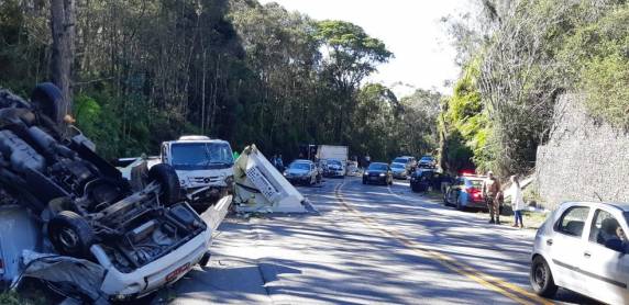 Acidente ocorreu no fim da manhã desta sexta-feira (23), por volta das 11h. As vítimas tiverem ferimentos leves.