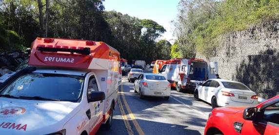 Acidente ocorreu no fim da manhã desta sexta-feira (23), por volta das 11h. As vítimas tiverem ferimentos leves.