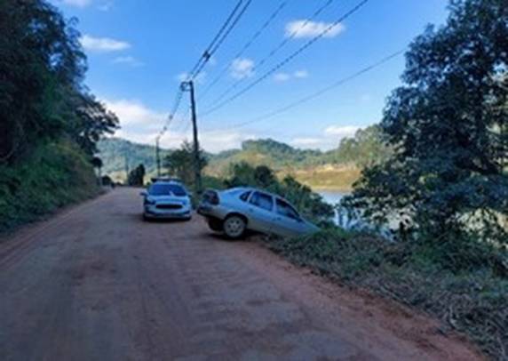 Vítima disse para a Polícia Militar que estava saindo com o carro de um cemitério na cidade quando foi abordada por outro veículo com dois homens.