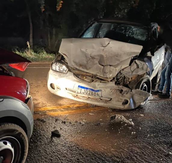 Dois veículos bateram de frente