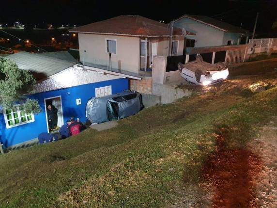 Primeiro veículo que se envolveu na ocorrência capotou e parou quando colidiu contra a parede de uma casa. O outro carro, que atropelou a vítima, ficou com as quatro rodas para cima.