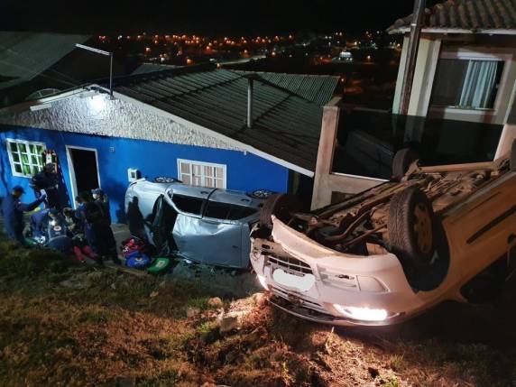 Primeiro veículo que se envolveu na ocorrência capotou e parou quando colidiu contra a parede de uma casa. O outro carro, que atropelou a vítima, ficou com as quatro rodas para cima.