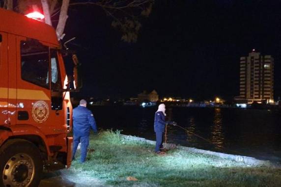 Bombeiros seguem buscas pela criança de sete anos, no Rio Tramandaí, nesta sexta-feira