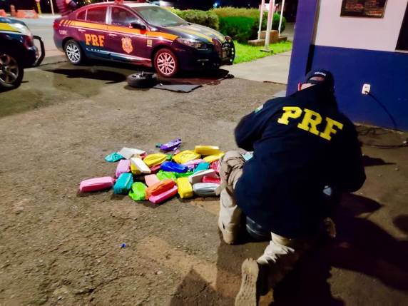 Foram apreendidos 28 quilos de maconha num carro e mais de 12 mil maços de cigarro em outro