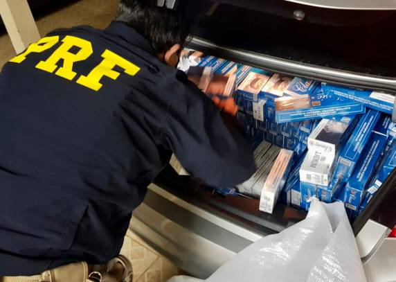 Foram apreendidos 28 quilos de maconha num carro e mais de 12 mil maços de cigarro em outro