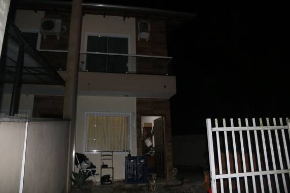 Após atirar na mulher, homem se matou em Araquari, segundo delegado que investiga o caso como feminicídio e suicídio. Não havia boletins de violência doméstica e registro de agressão