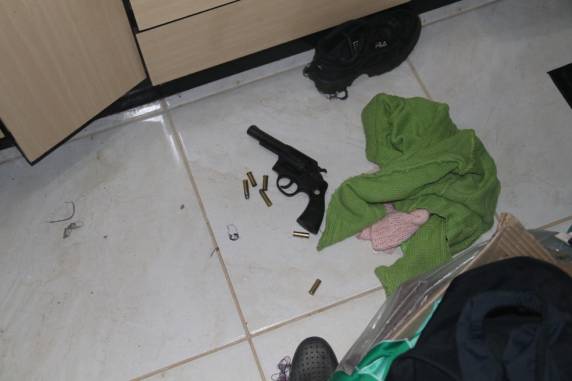 Após atirar na mulher, homem se matou em Araquari, segundo delegado que investiga o caso como feminicídio e suicídio. Não havia boletins de violência doméstica e registro de agressão