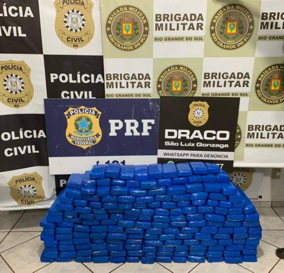 Também foram apreendidas 500g de cocaína, R$ 10 mil em notas falsas e uma moto em situação de furto/roubo