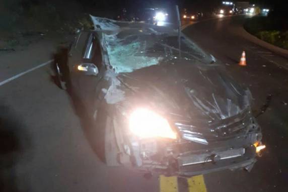 Três pessoas ficaram feridas no acidente e uma faleceu no hospital.