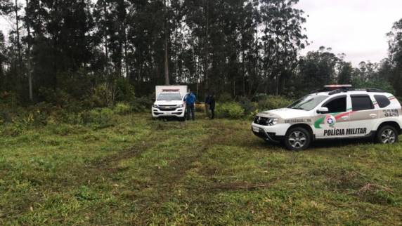 Vítima tinha 26 anos e vivia em situação de rua em Criciúma. Corpo foi encontrado em Içara e, segundo delegado que investiga o caso, ela não foi morta por disparo de arma de fogo nem por arma branca.