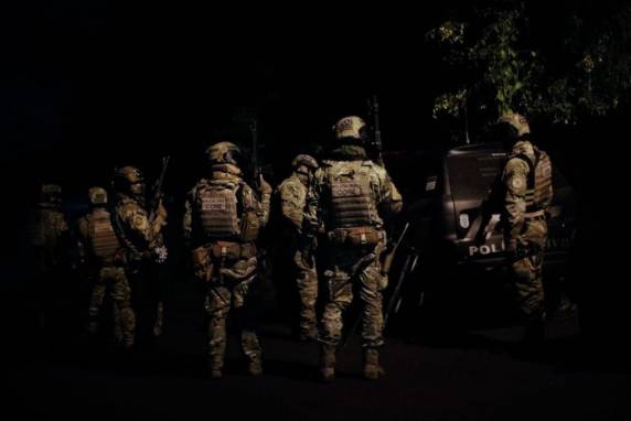 Investigação relata que grupo é ligado a uma organização que explora tráfico e jogos de azar
