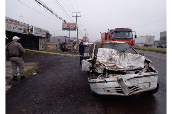 No local morreram dois homens, de 21 e 22 anos, e uma mulher, de 29 anos, todos eram passageiros do Gol