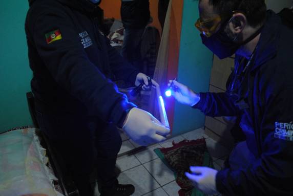 Peritos do IGP trabalham no caso de menino que teria sido jogado pela mãe no rio Tramandaí - foto 4