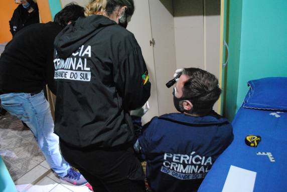 Peritos do IGP trabalham no caso de menino que teria sido jogado pela mãe no rio Tramandaí - foto 3