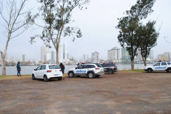 Peritos do IGP trabalham no caso de menino que teria sido jogado pela mãe no rio Tramandaí - foto 2