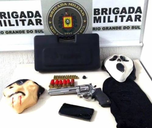 Foi apreendido um revólver calibre .38 e munições de vários calibres