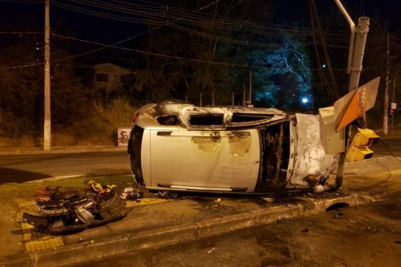 Caminhonete atinge poste e pega fogo na Avenida Padre Cacique, em Porto Alegre - foto 3