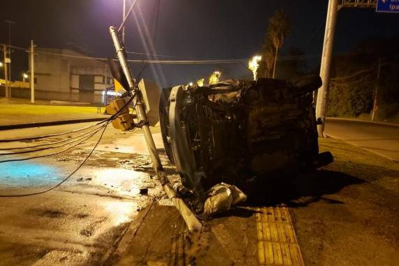 Caminhonete atinge poste e pega fogo na Avenida Padre Cacique, em Porto Alegre - foto 2